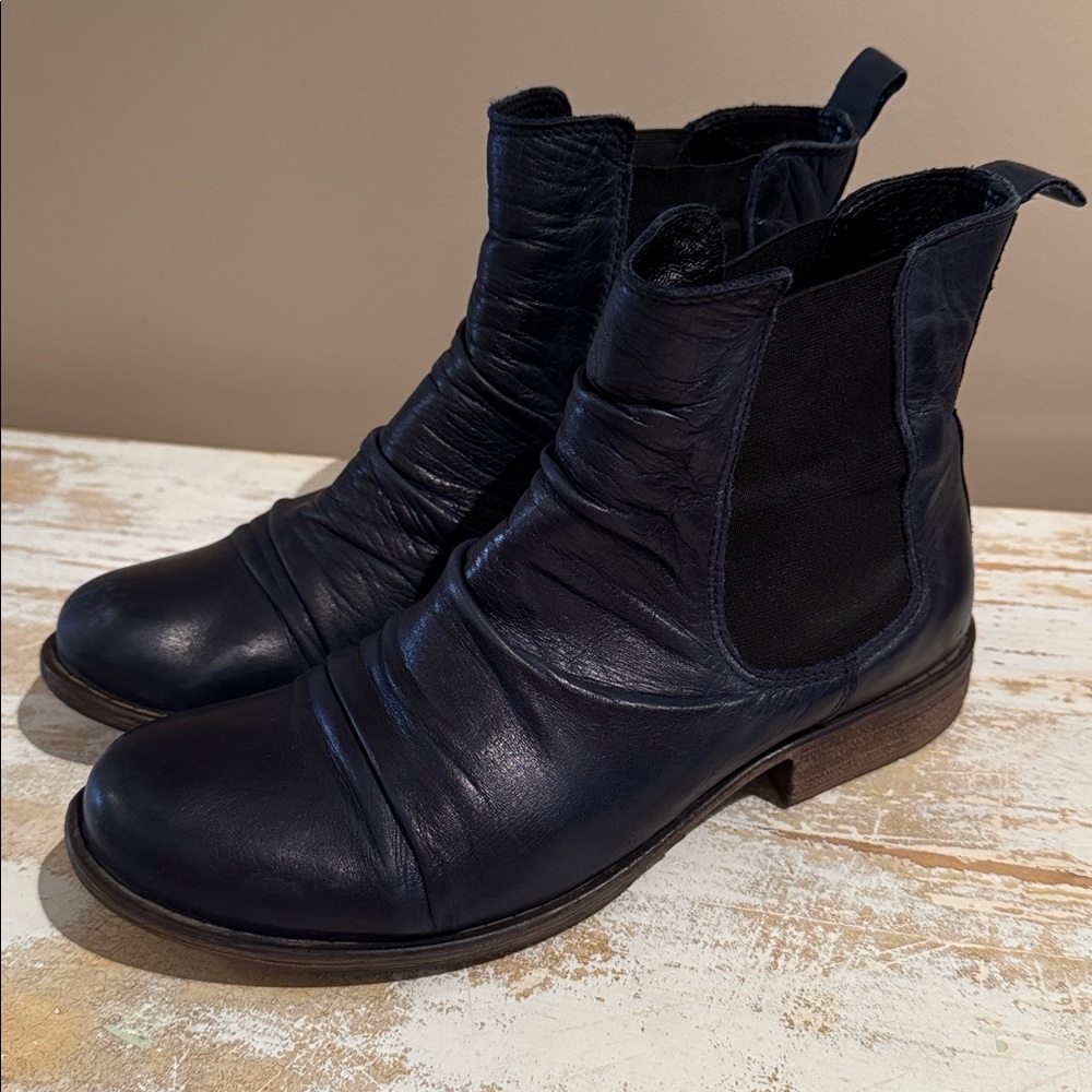 Ladies Mizmooz navy leather boots size 7.5 Toe has some wear as shown, 8/10